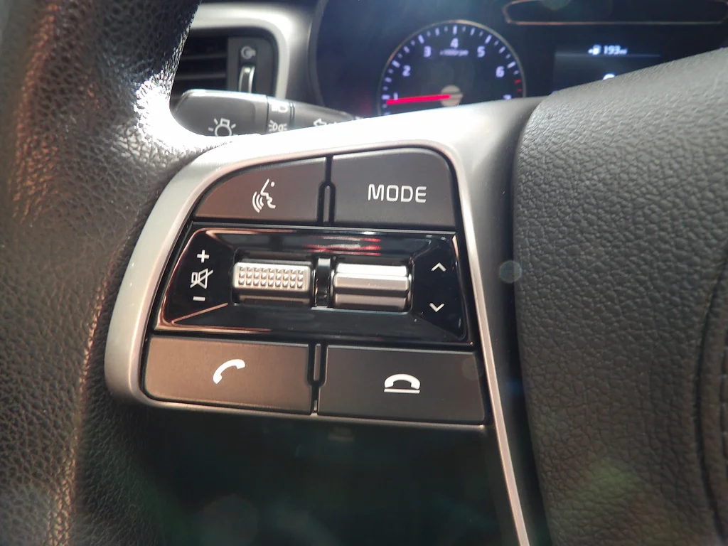 Used 2019 Sparkling Silver Kia LX V6 image 30