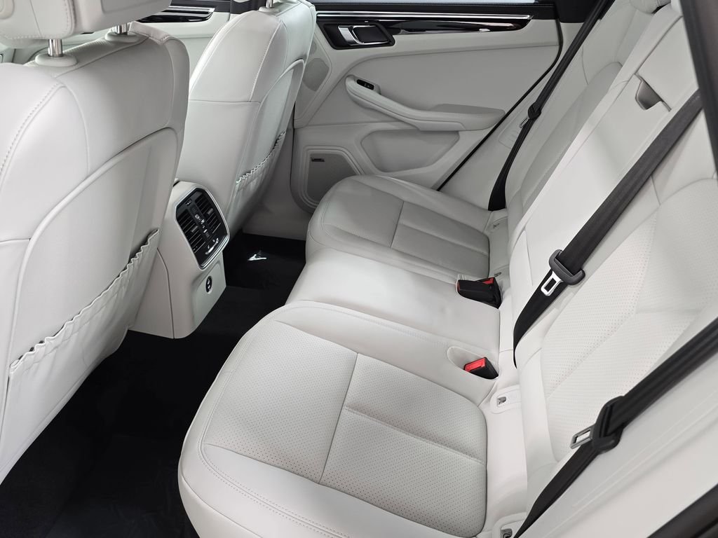 2026 Porsche Macan T - Photo 24