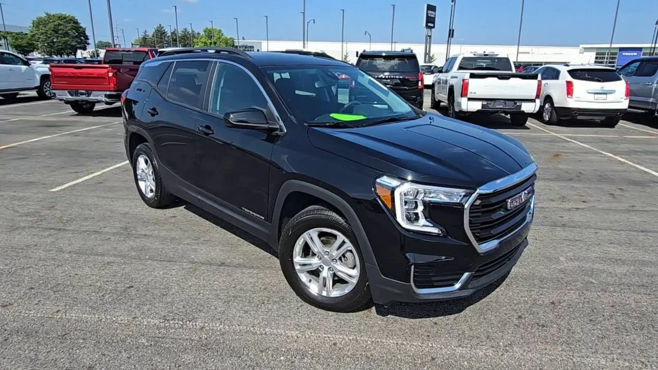 Certified Used 2022 Ebony Twilight Metallic GMC SLE image 2