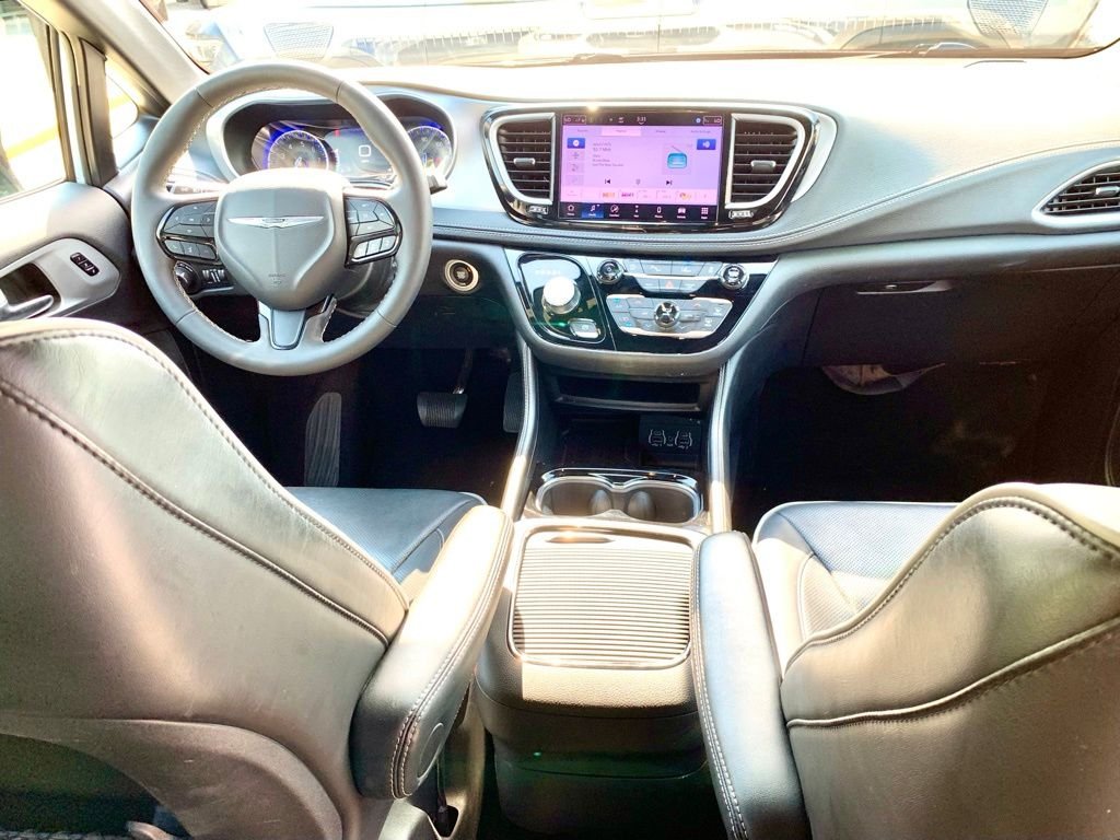 Used 2025 White Chrysler Limited image 28