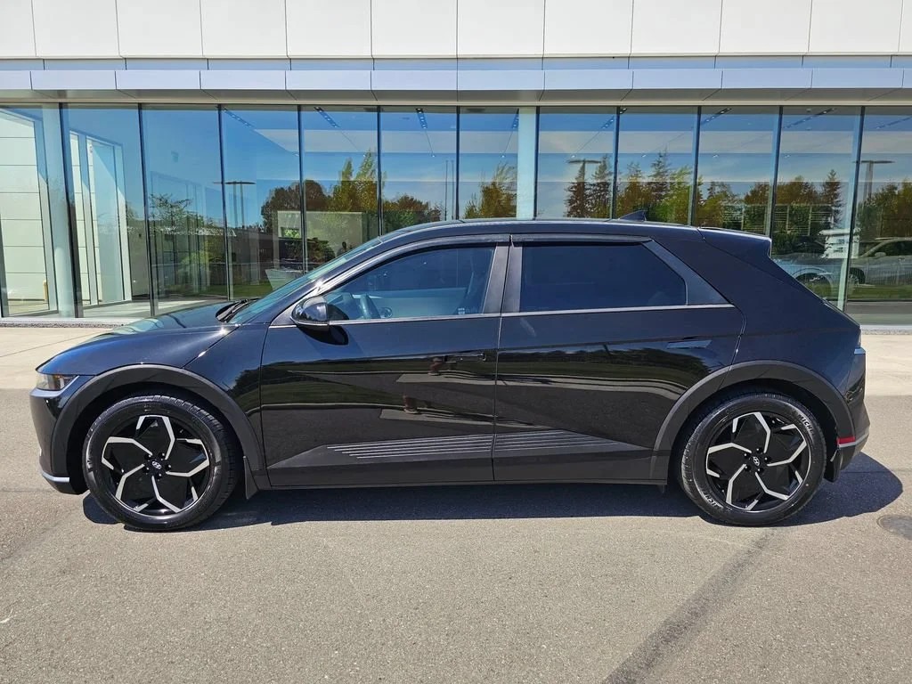 Used 2022  Hyundai SE image 2