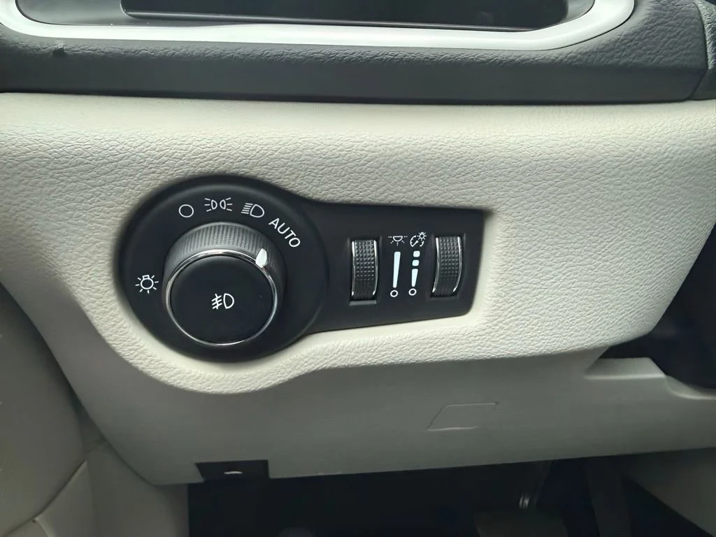 Used 2023 Silver Chrysler LX image 20