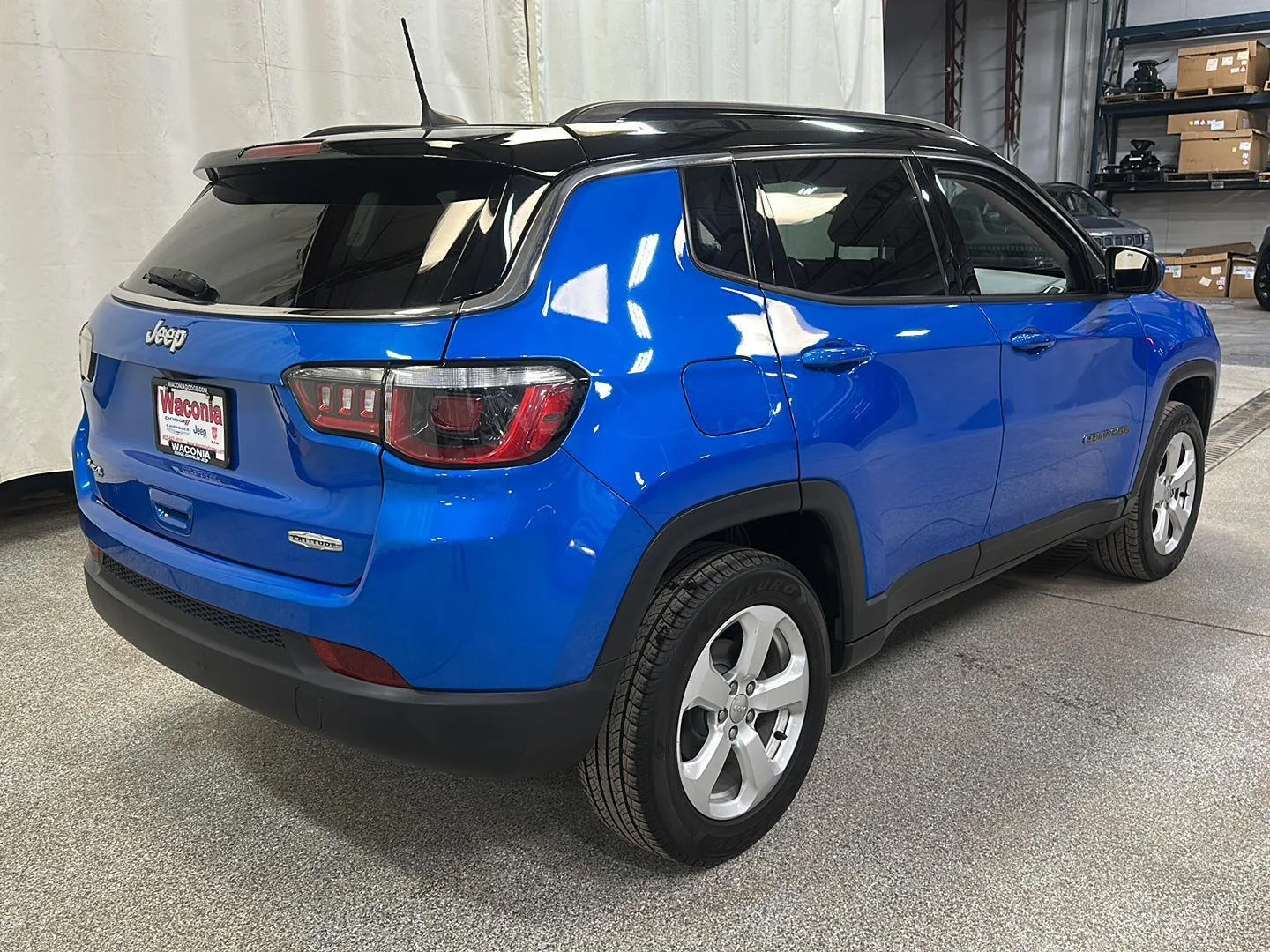Used 2018 Laser Blue Pearlcoat Jeep Latitude image 5