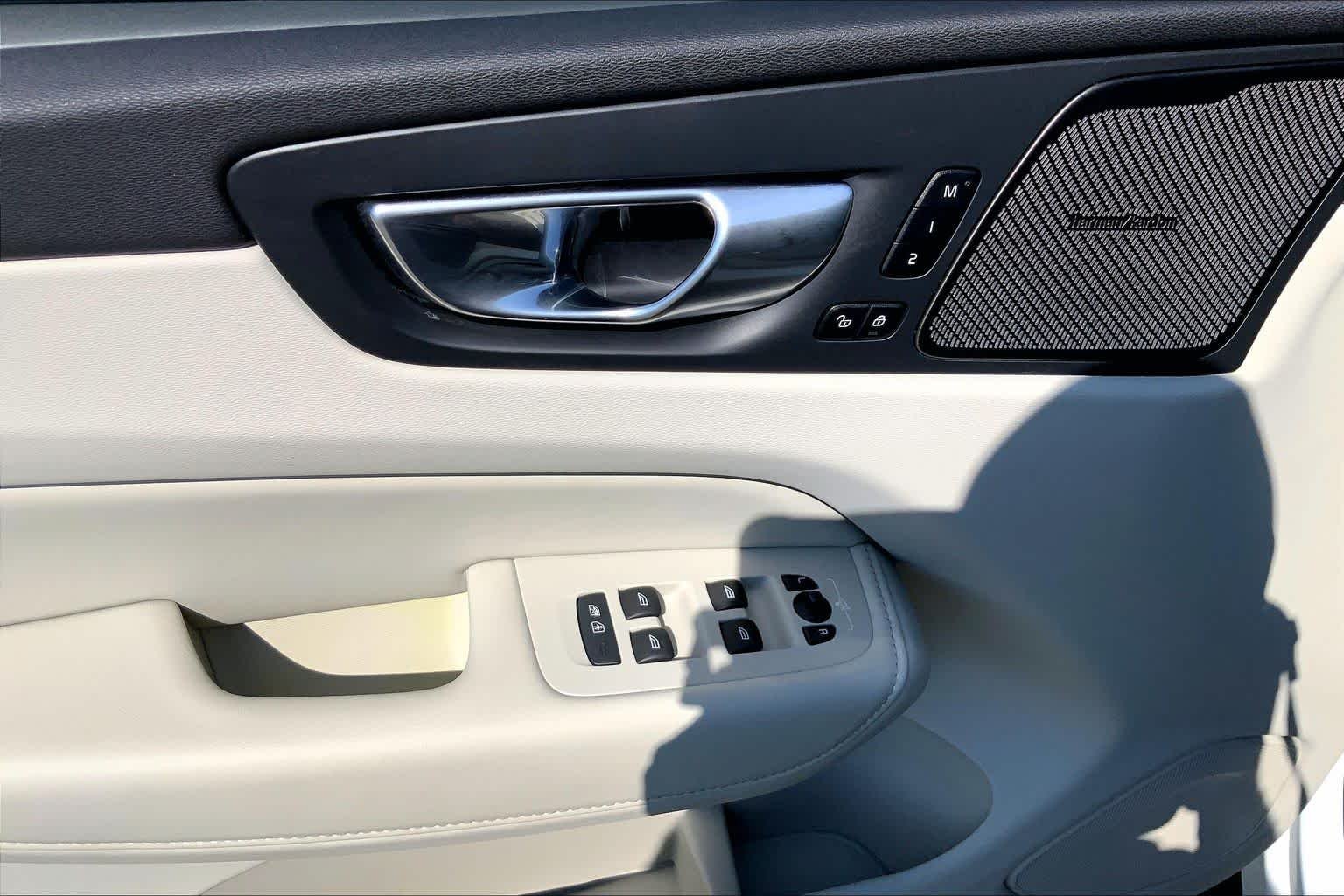 Used 2024 Crystal White Metallic Volvo Ultimate Dark Theme image 36