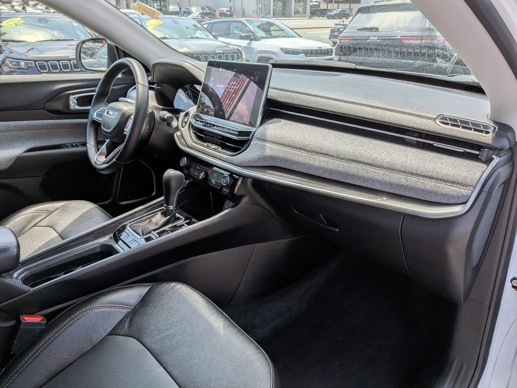 Used 2022 White Jeep Latitude Lux image 23