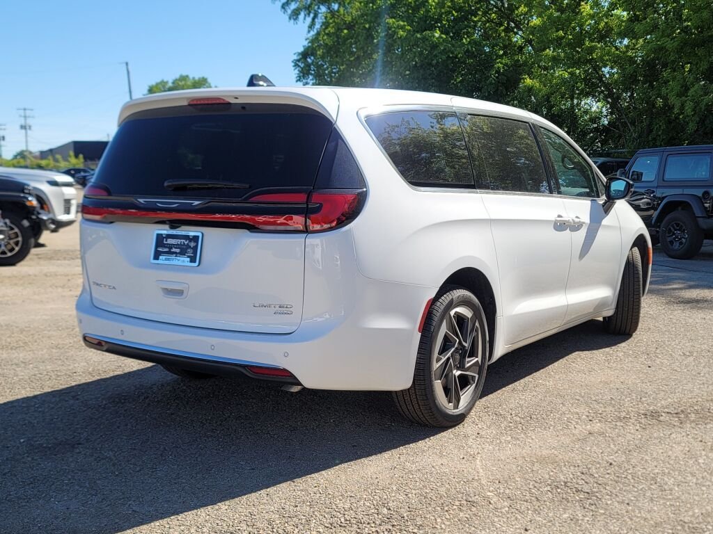 New 2027 Bright White Clear-Coat Exterior Paint Chrysler Limited image 13