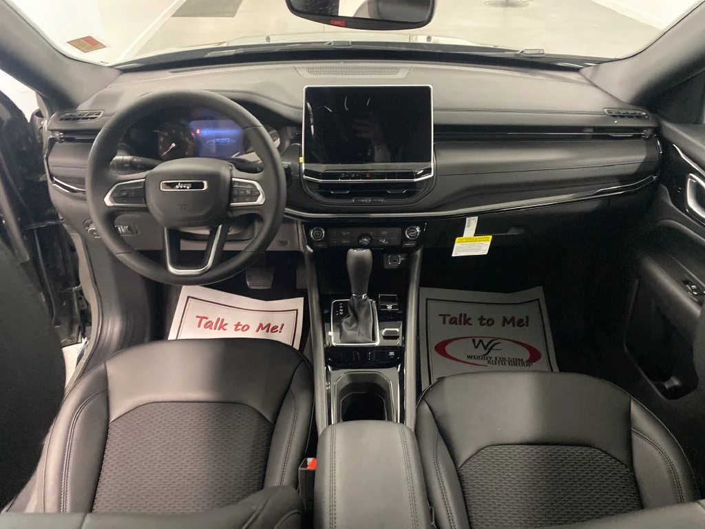 New 2027 Gray Jeep Latitude image 18