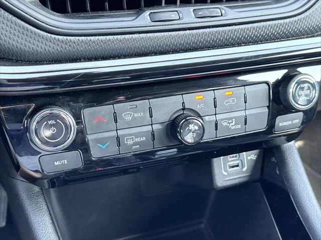 New 2026 Diamond Black Crystal Pearl-Coat Exterior Paint Jeep Latitude image 18