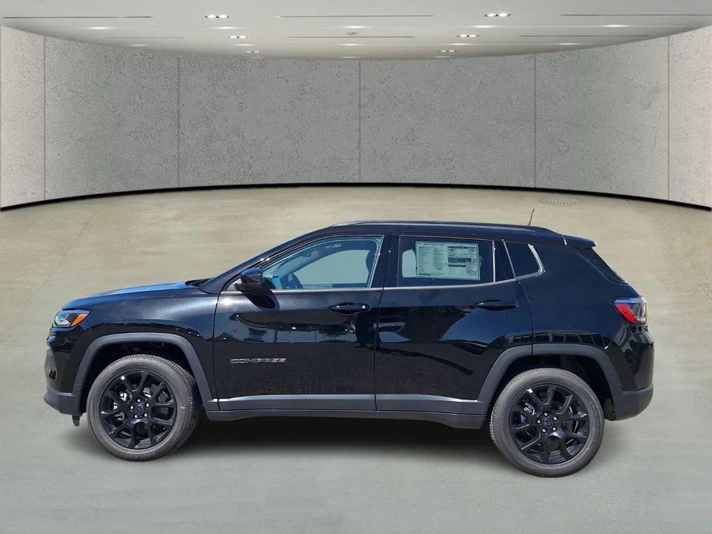New 2026 Diamond Black Crystal Pearlcoat Jeep Latitude image 8