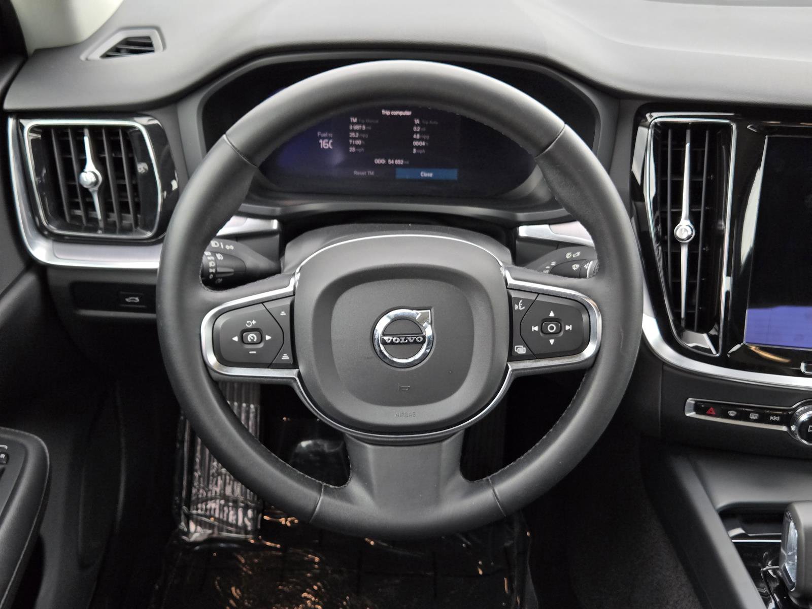 Used 2024 Onyx Black Metallic Volvo Core Dark Theme image 27