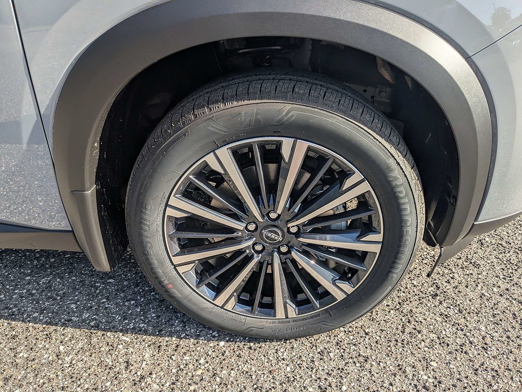 New 2026 Boulder Gray Pearl / Super Black Two-tone Nissan Platinum image 12