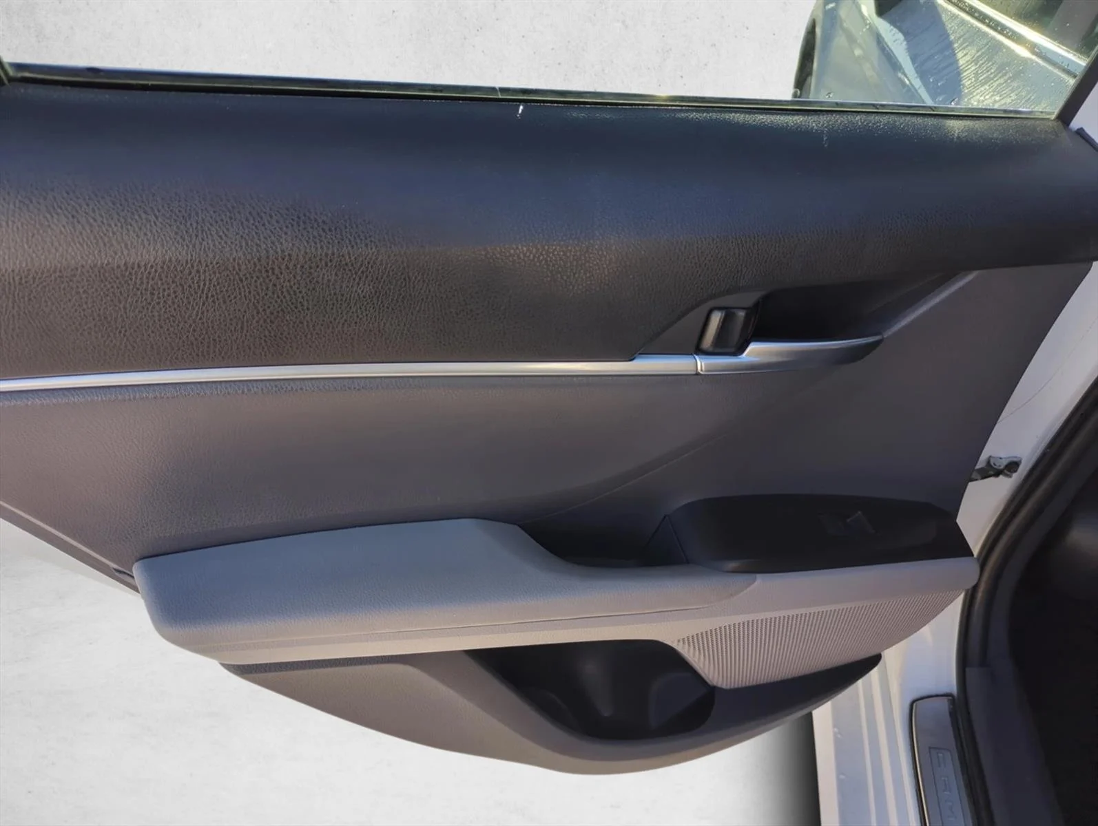 Used 2022 White Toyota LE image 8