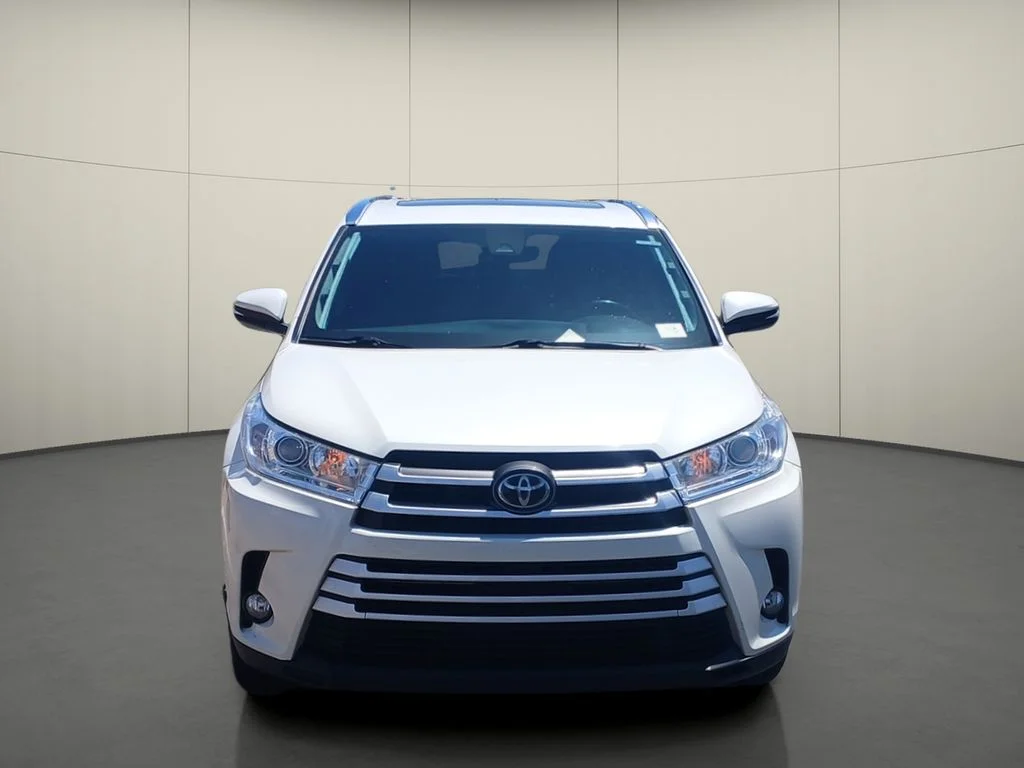 Used 2017 Blizzard Pearl Toyota XLE image 2