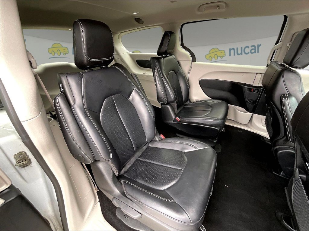Used 2024 Bright White Clearcoat Chrysler Select image 15