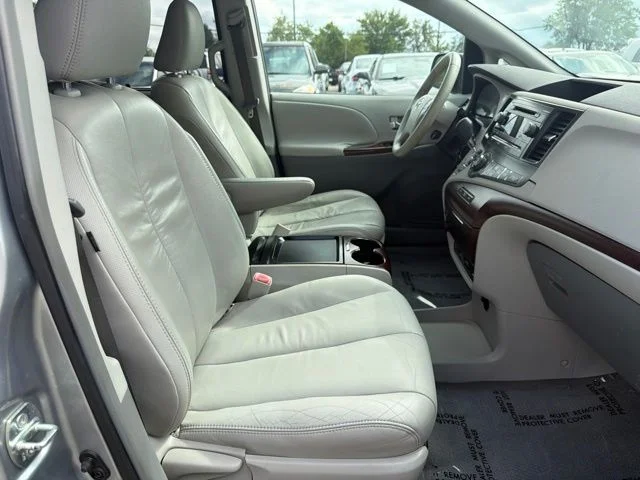 Used 2011 Silver Toyota XLE image 31