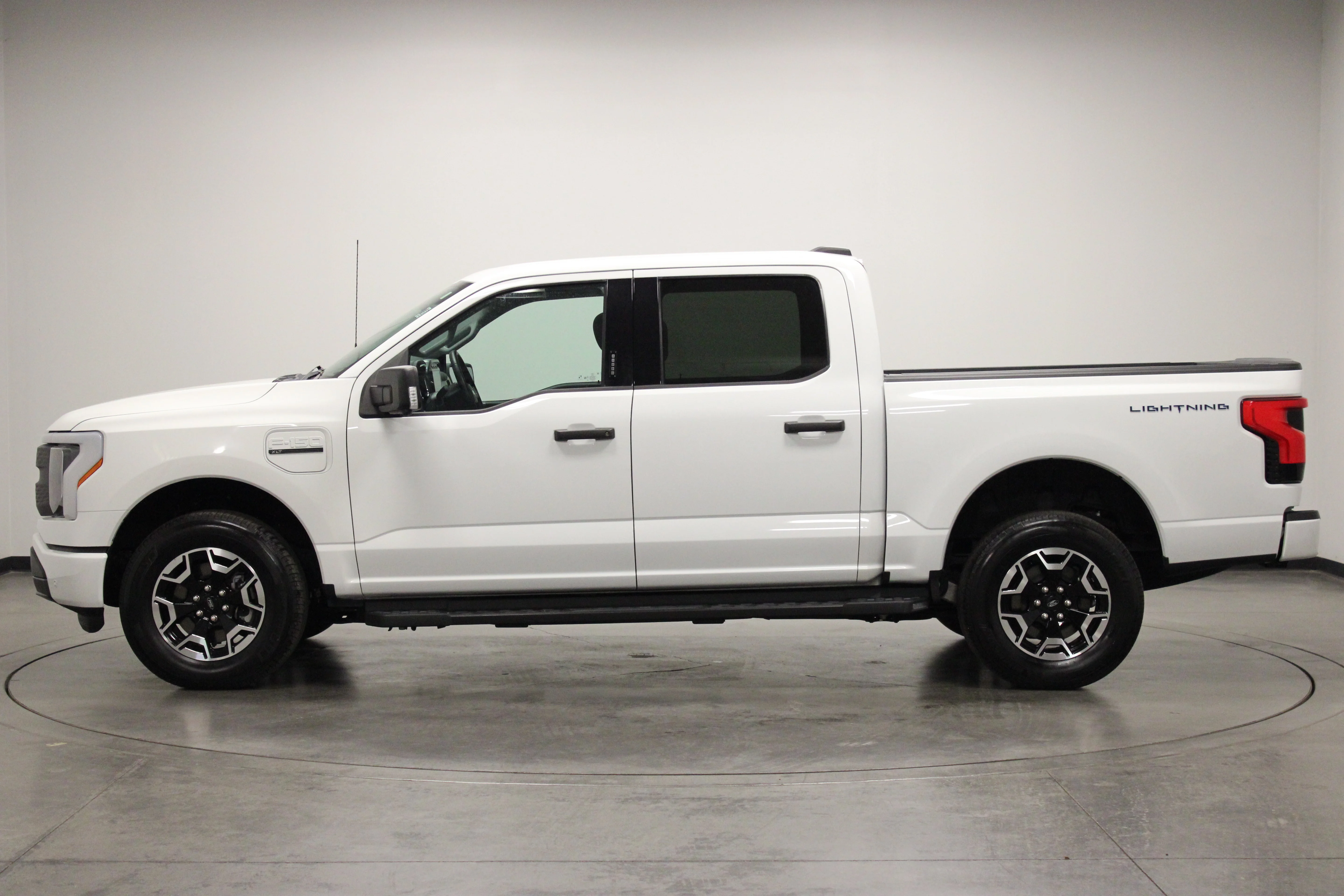 Used 2023 Oxford White Ford XLT image 5