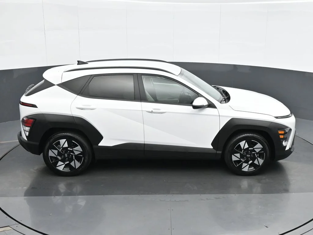 Used 2025 White Hyundai SEL image 23