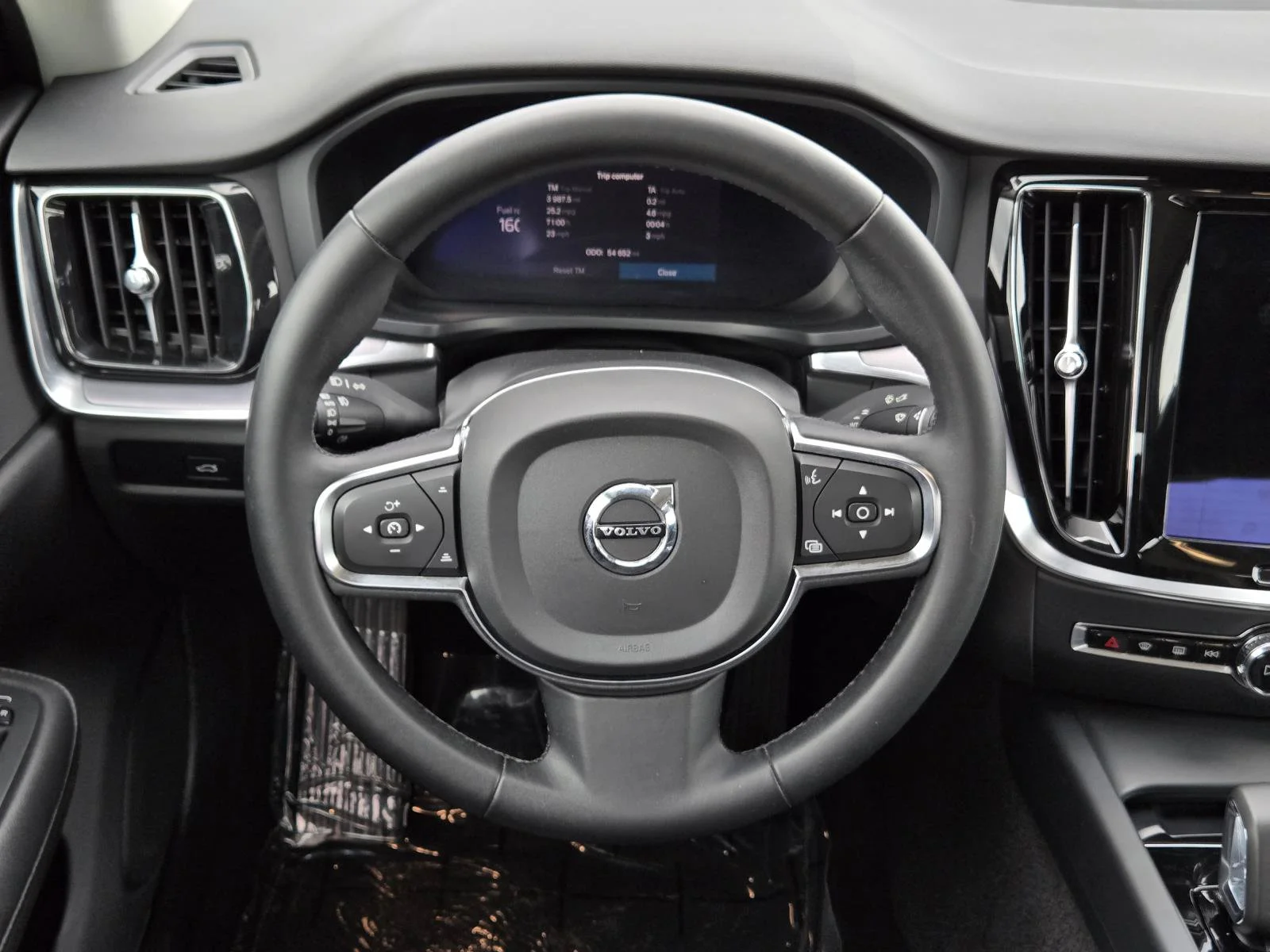 Certified Used 2024 Onyx Black Metallic Volvo Core Dark Theme image 27