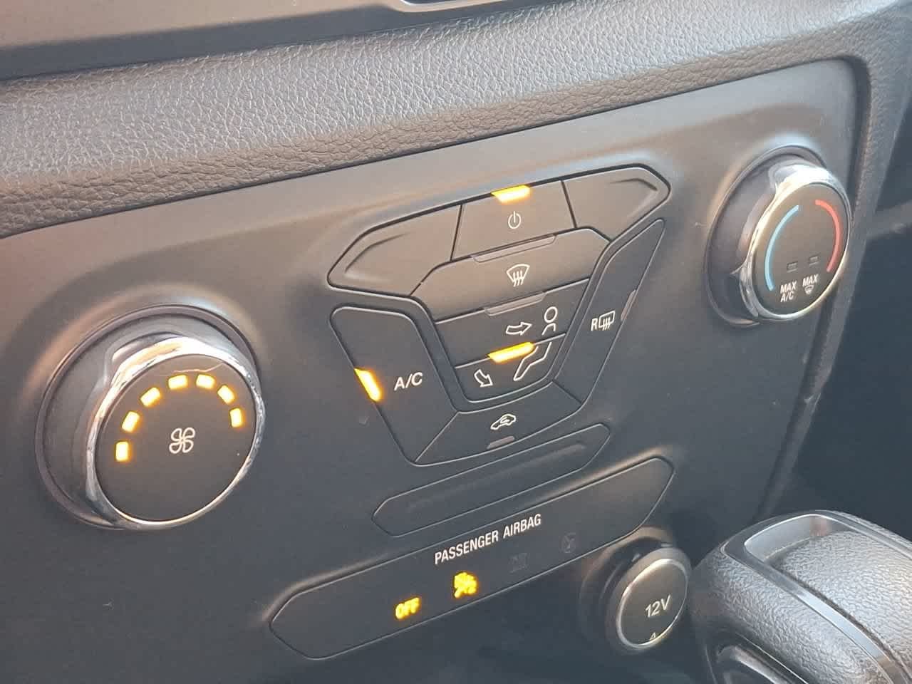 Used 2019 Oxford White Ford XLT image 22