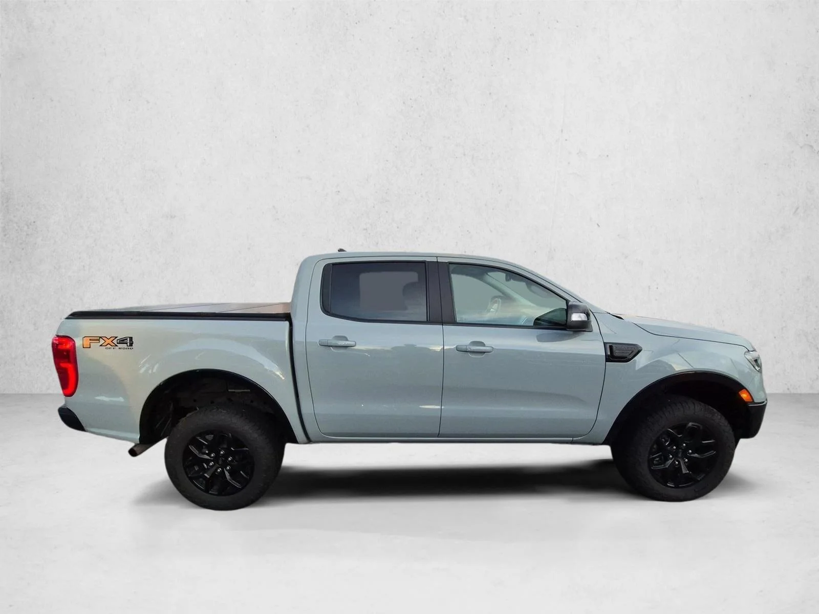 Used 2022 Cactus Gray Ford LARIAT image 4