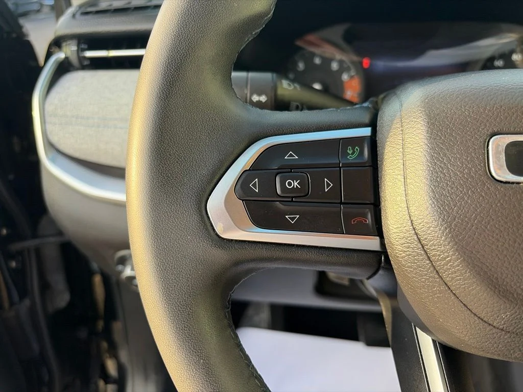 Used 2022 Black Jeep Latitude image 22