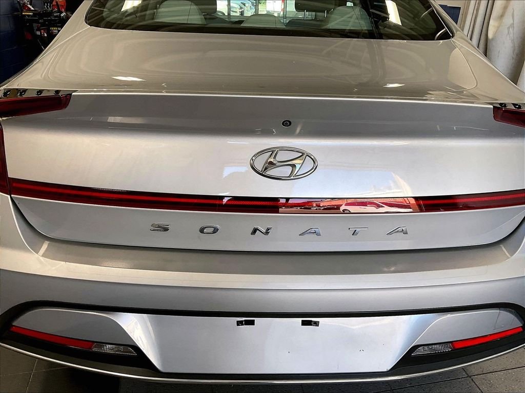 Used 2023 Silver Hyundai SE image 27