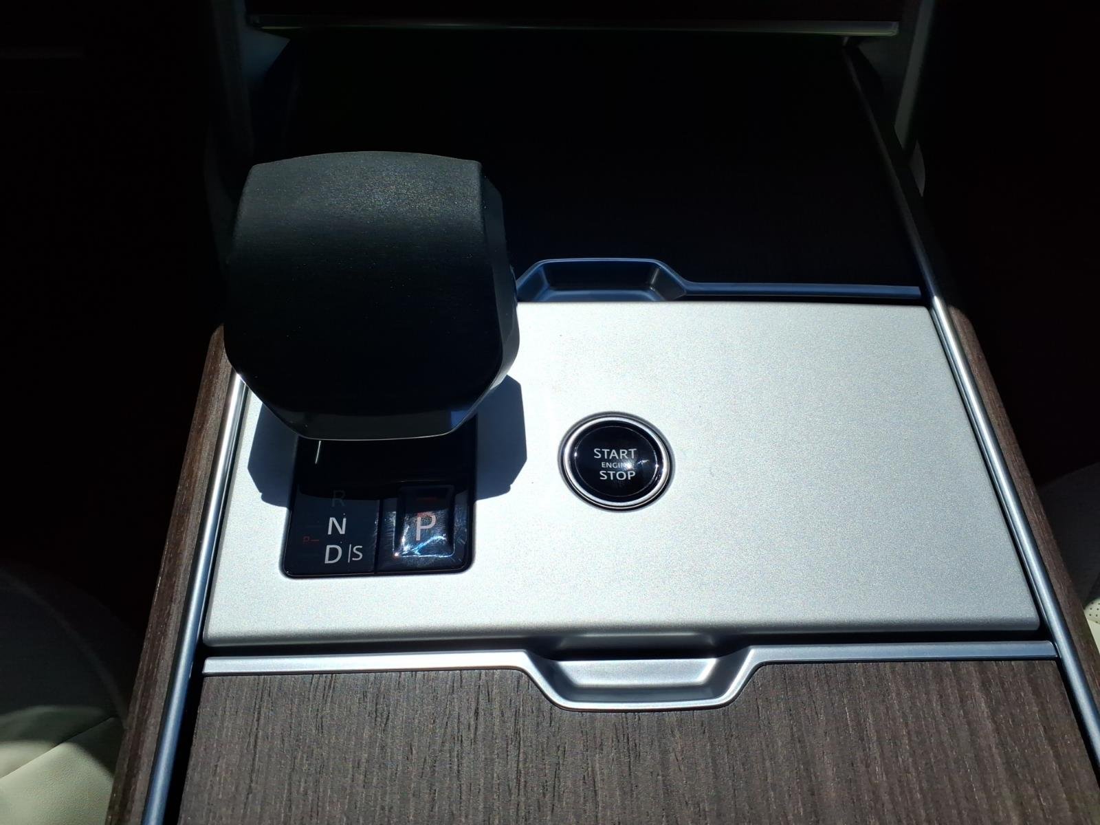 New 2026 Ostuni Pearl White Land Rover SE LWB image 13