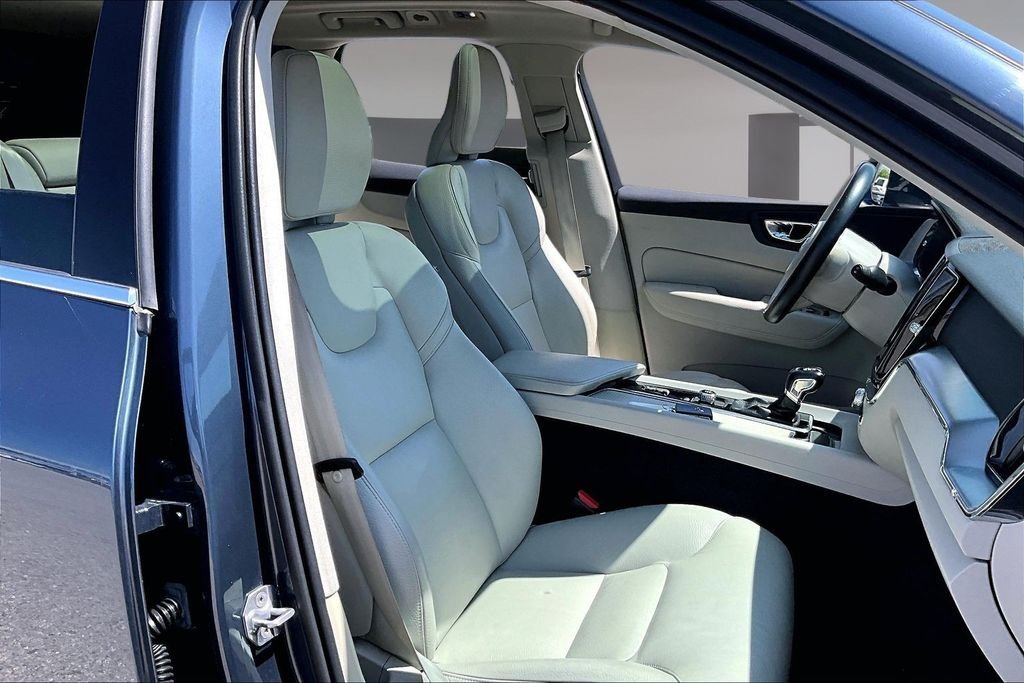 Used 2019 Blue Volvo T5 Momentum image 7