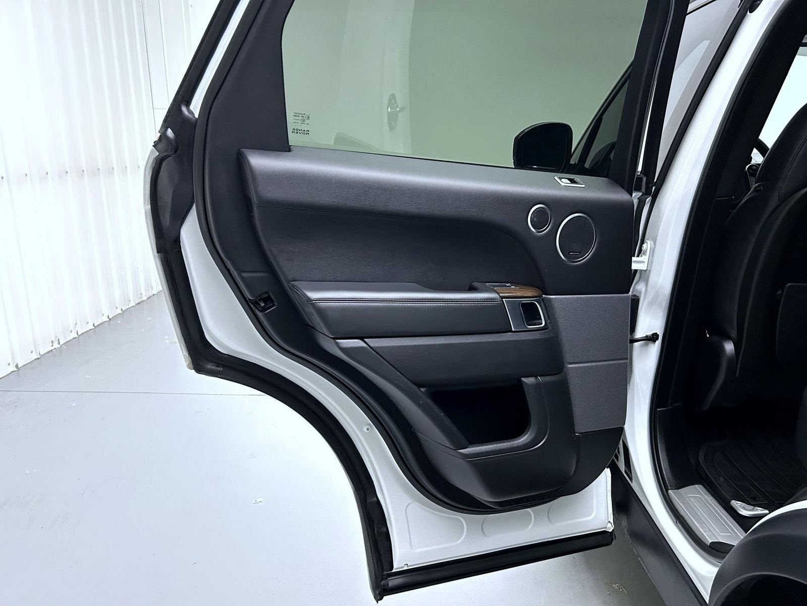 Used 2019 White Land Rover HSE image 20