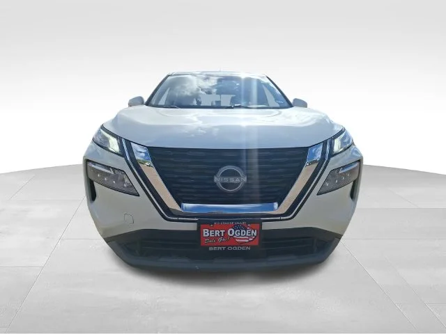 Used 2022 White Nissan SV image 2