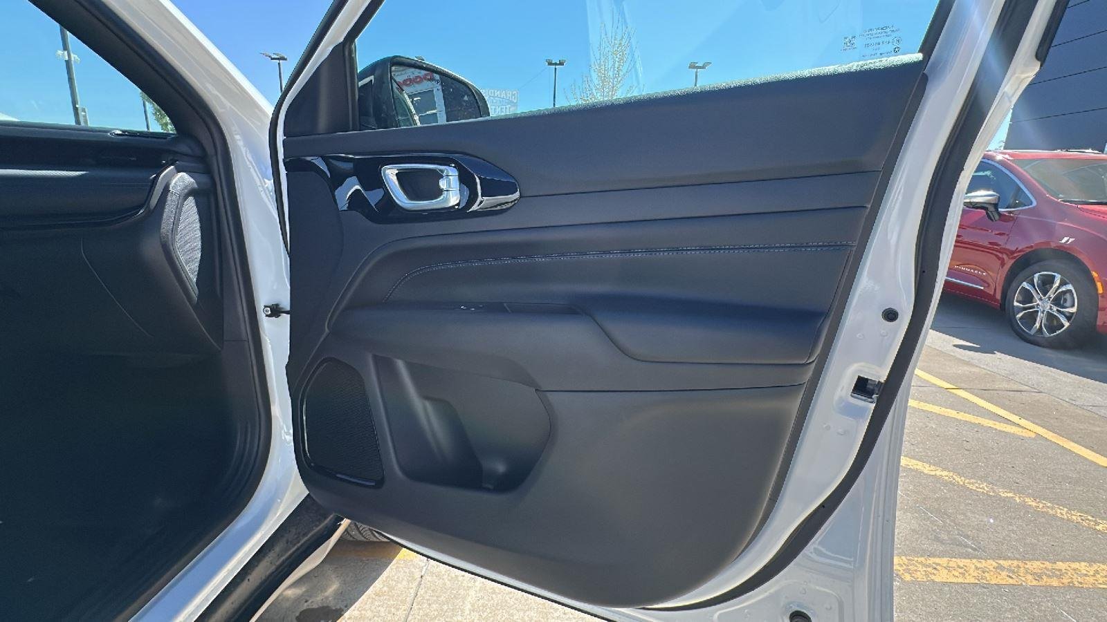 New 2026 Bright White Clear-Coat Exterior Paint Jeep Latitude Altitude image 30