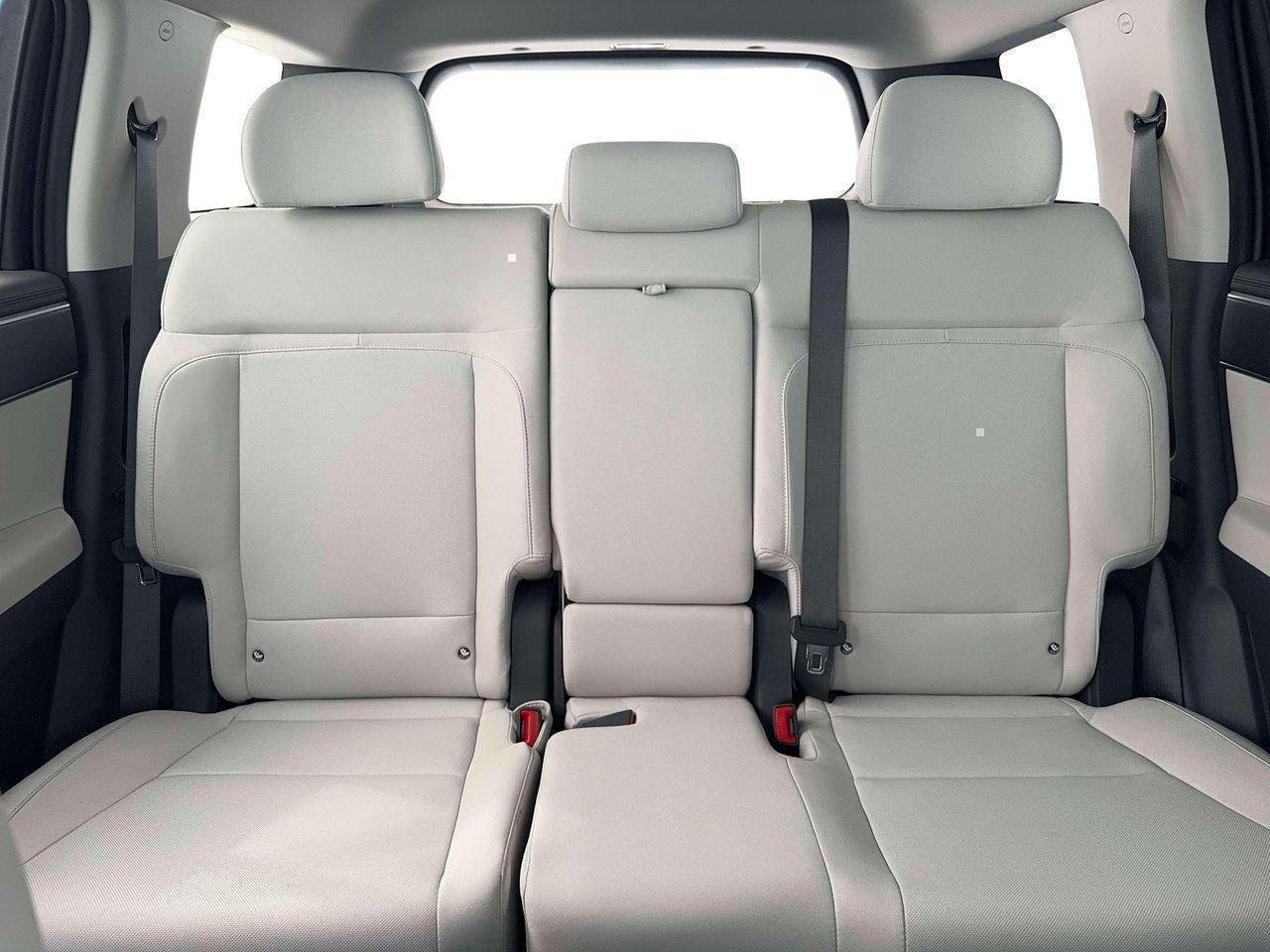 New 2026 Shimmering Silver Hyundai SE image 16