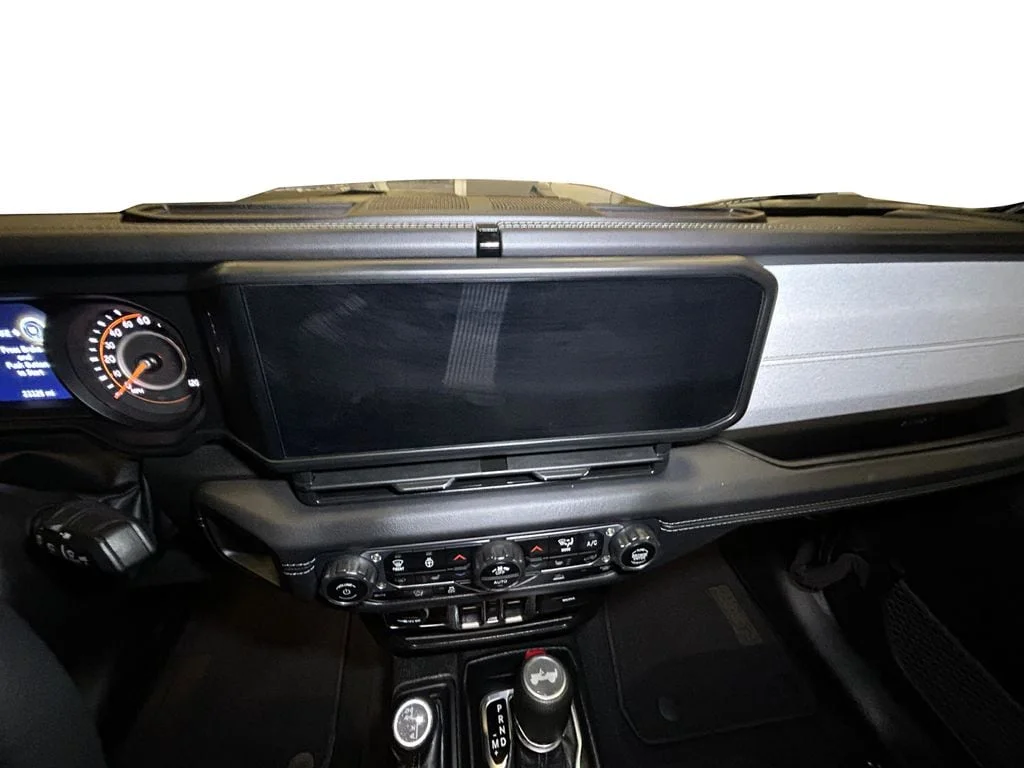 Used 2025 Crystal Metallic Jeep Sahara image 10