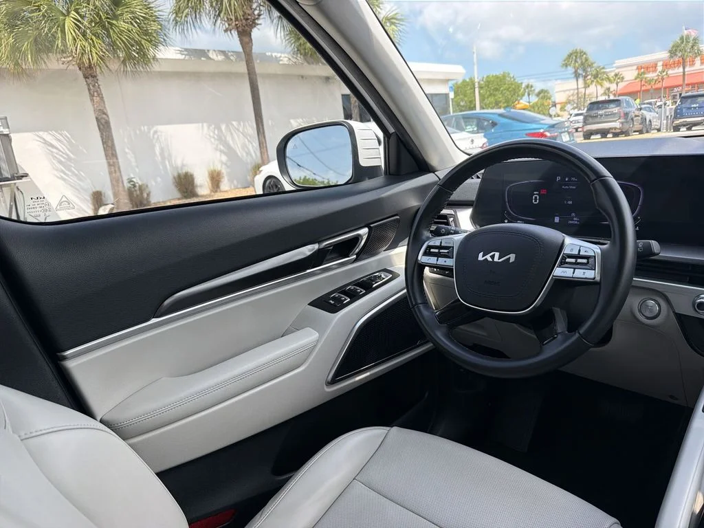 Used 2024 White Kia S image 15