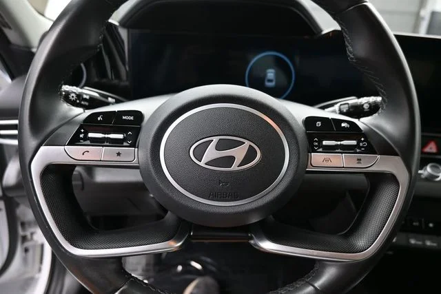 Used 2025 White Hyundai SEL Convenience image 24