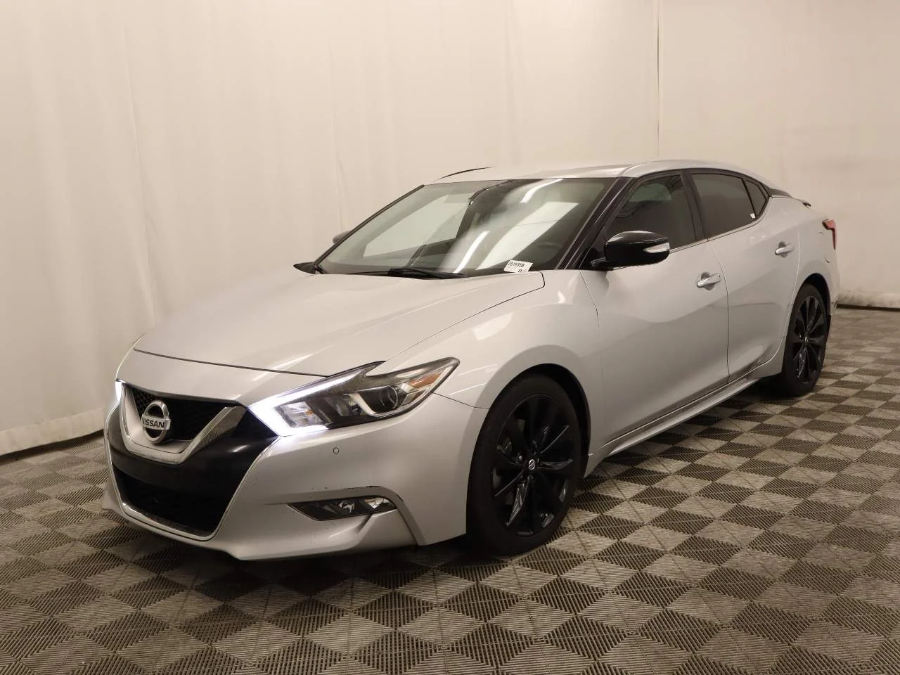 Used 2017 Brilliant Silver Nissan 3.5 SR image 1