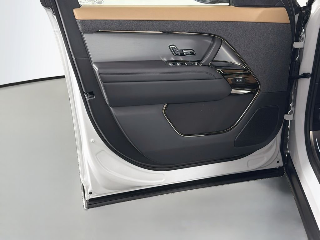 Used 2025 White Land Rover Dynamic SE image 18