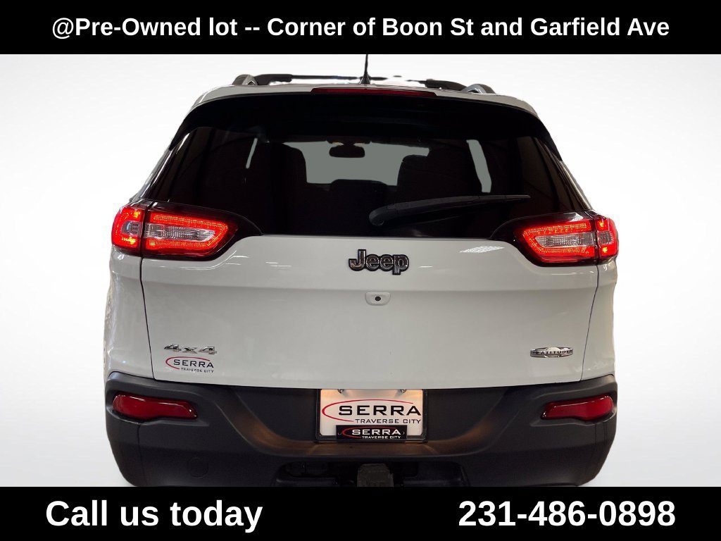 Used 2016  Jeep LATITUDE image 4