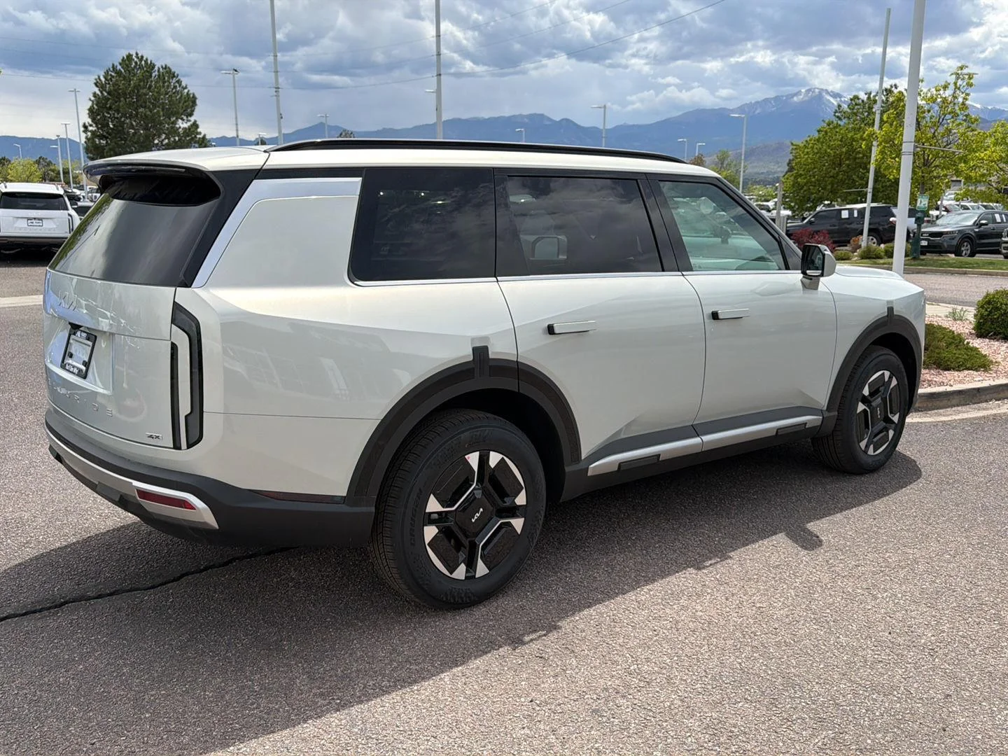 New 2027 Ivory Silver Kia EX image 4