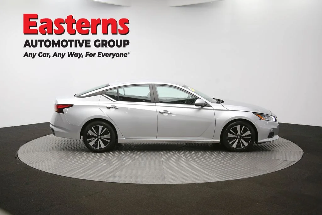 Used 2022 Silver Nissan 2.5 SV image 40