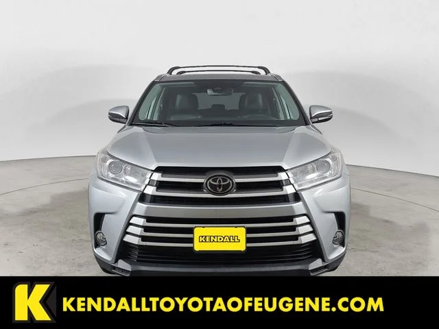 Used 2019 Silver Toyota XLE image 2