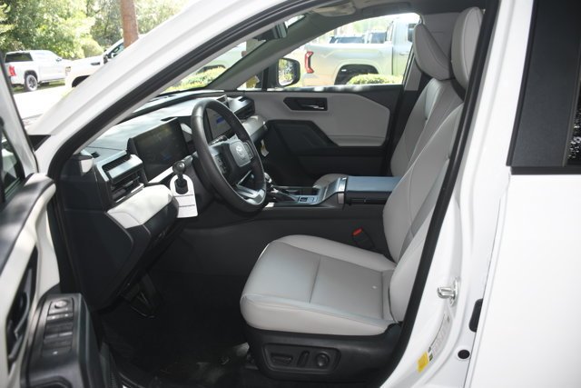 New 2026 Ice Cap Toyota XLE Premium image 3