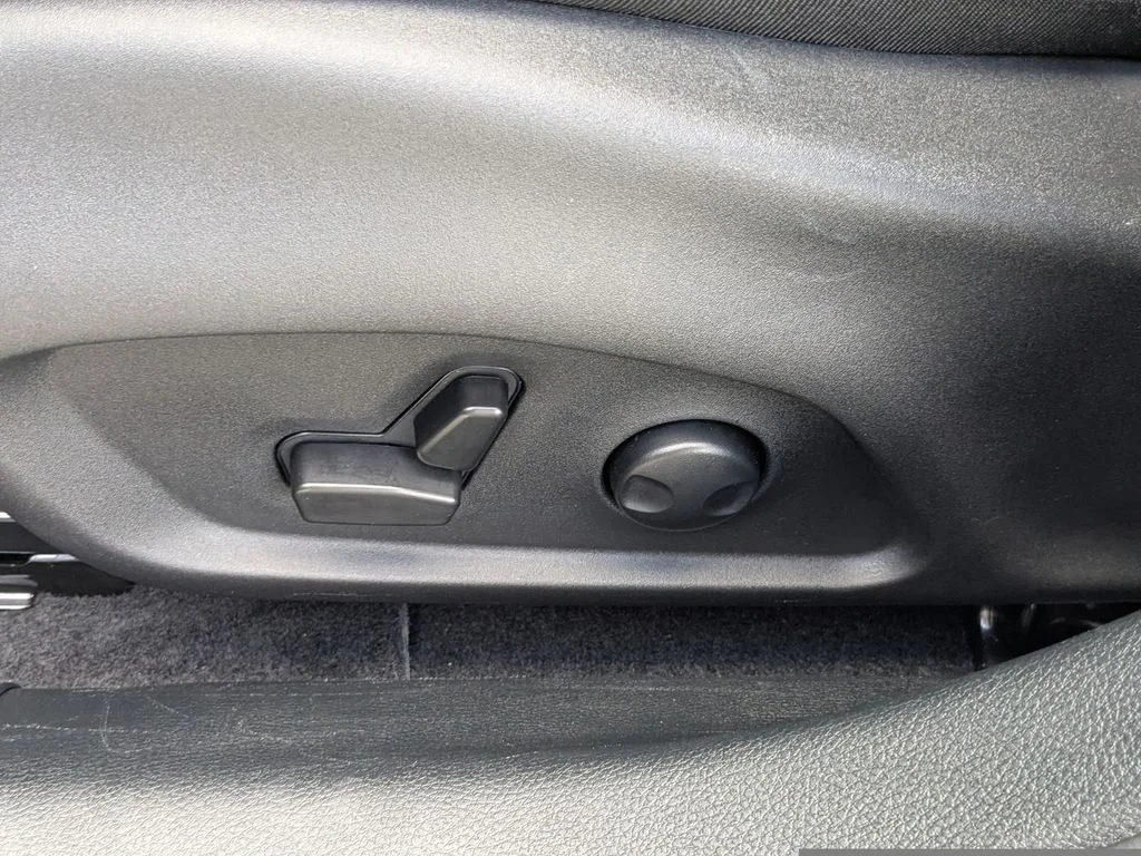 Used 2025 Black Jeep Latitude image 19