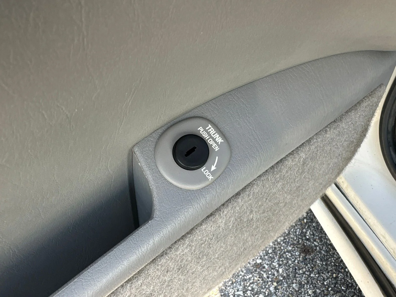 Used 2005 White Buick Custom image 17