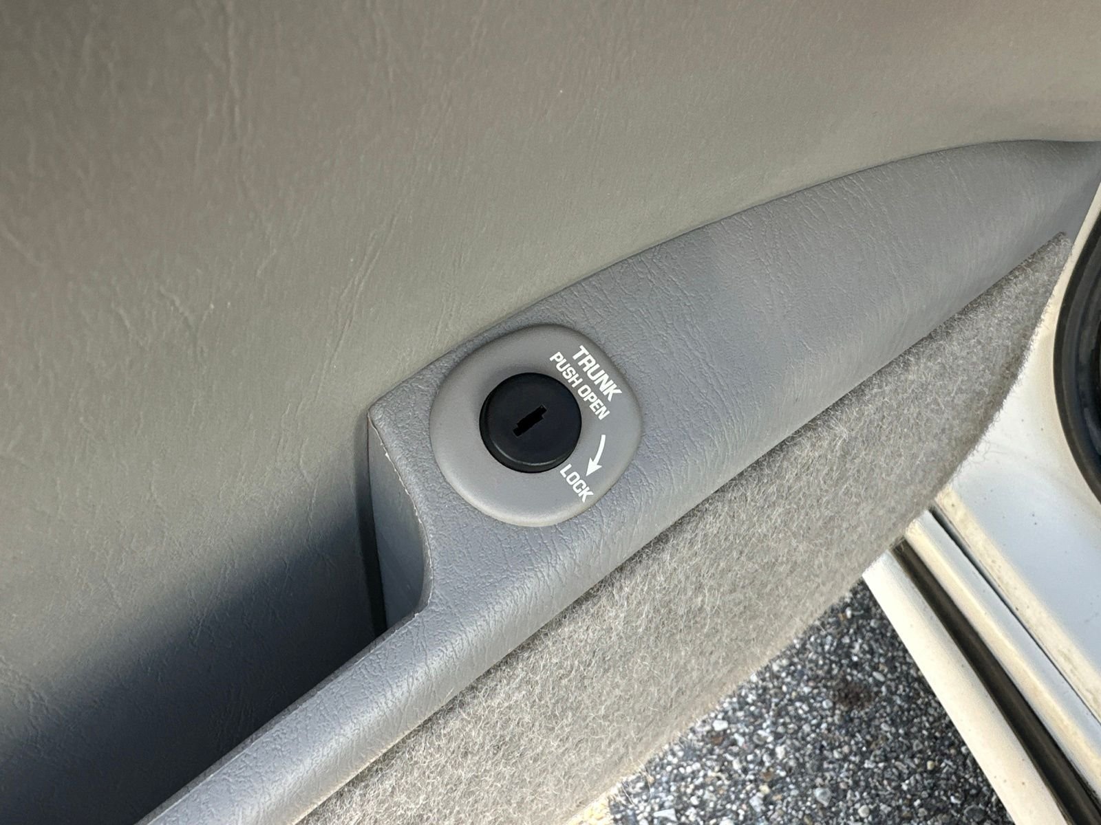 Used 2005 White Buick Custom image 17