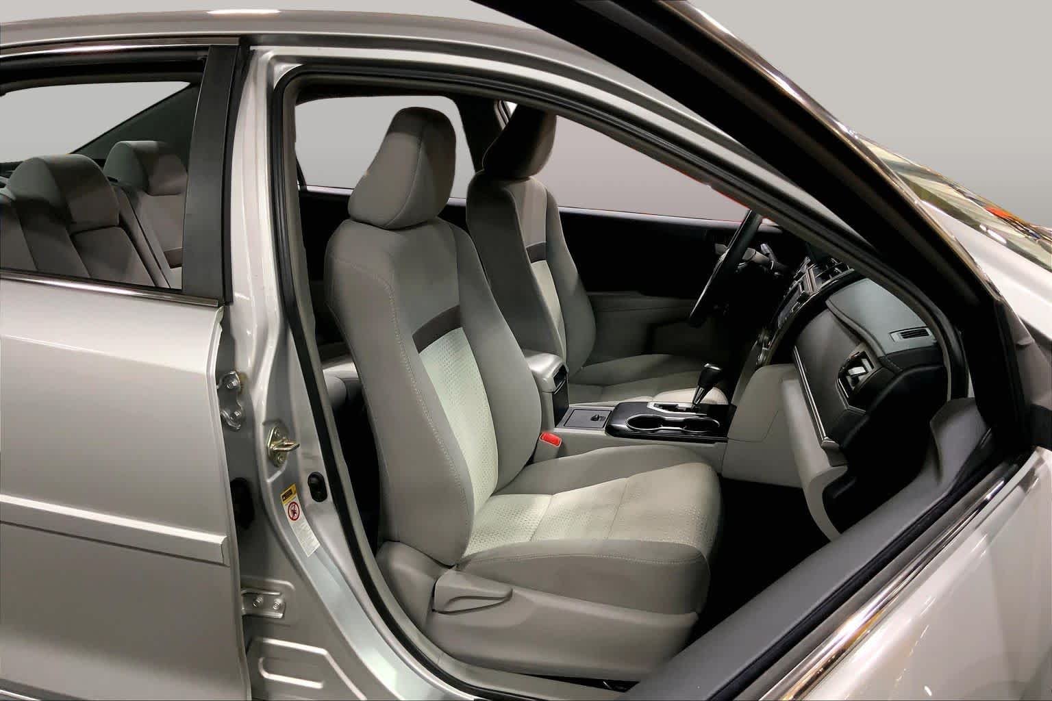 Used 2014 Classic Silver Metallic Toyota LE image 9