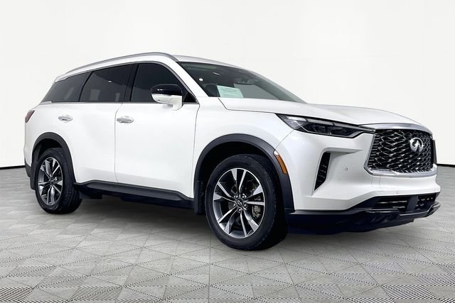 Used 2023 White INFINITI LUXE image 2
