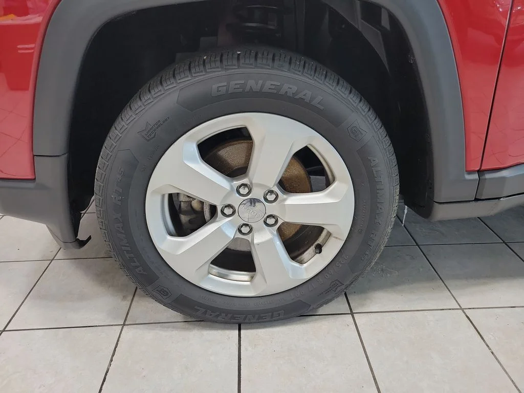 Used 2019 Red Jeep Latitude image 37