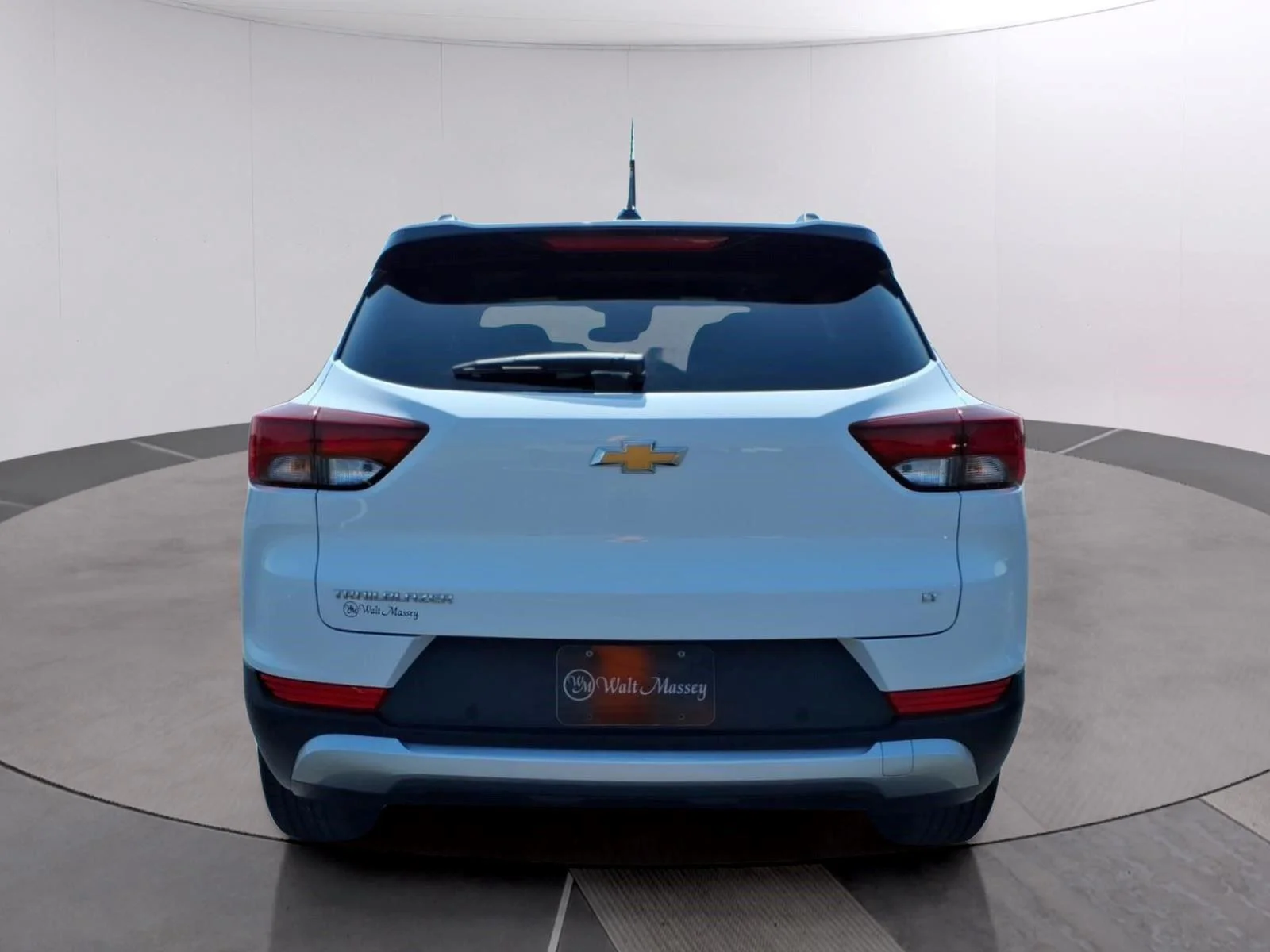 Used 2024 Summit White Chevrolet LT image 4
