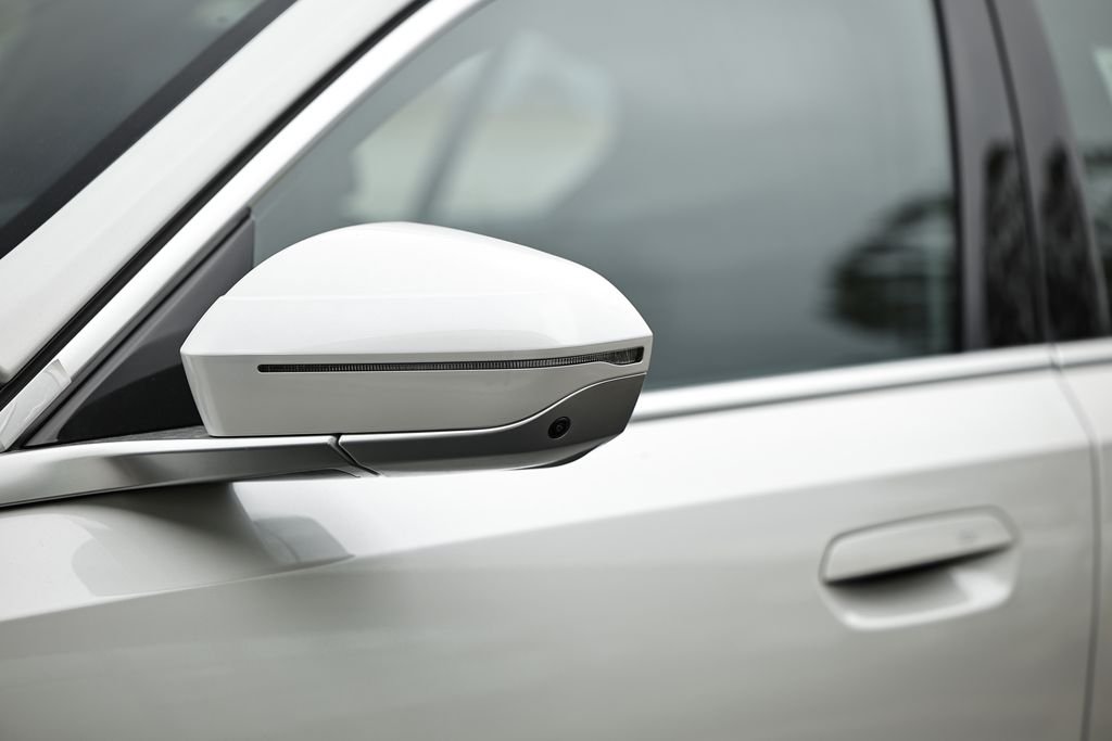 New 2027 Mineral White Metallic BMW 530i xDrive image 11